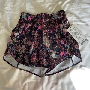 NWT lululemon Track That MR Short 5" Lined Size 4